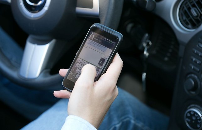 Bild: Eine Unsitte: Smartphone beim Fahren