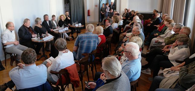 Bild: Viel Publikum bei der sogenannten Pressekonferenz