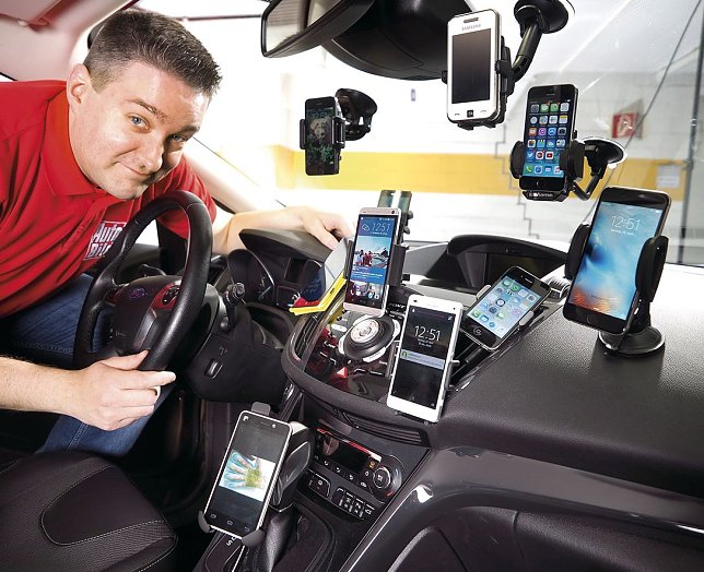 Bild:  AUTO BILD-Redakteur Christian Bruhns testete zw&ouml;lf Handy-Halter mit verschiedenen Befestigungsl&ouml;sungen.