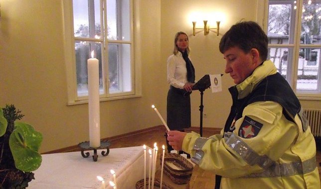 Bild: Ein Kerzenlicht f&uuml;r jedes Opfer. Im Bild entz&uuml;ndet Pastorin Steffi Wiegleb Kerzen. Im Hintergrund Vereinsvorsitzende Michaela Knoblauch.
