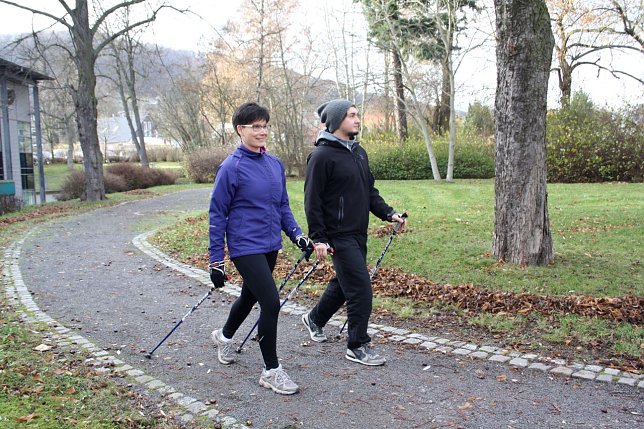 Bild: Nordic Walking mit Holberg-Busch und Hufnagel