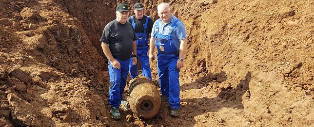 Bild: Von links: Werner Schmidt, Maik St&auml;dtler und Sprengmeister Andreas West entsch&auml;rften die 550-Kilo-Bombe