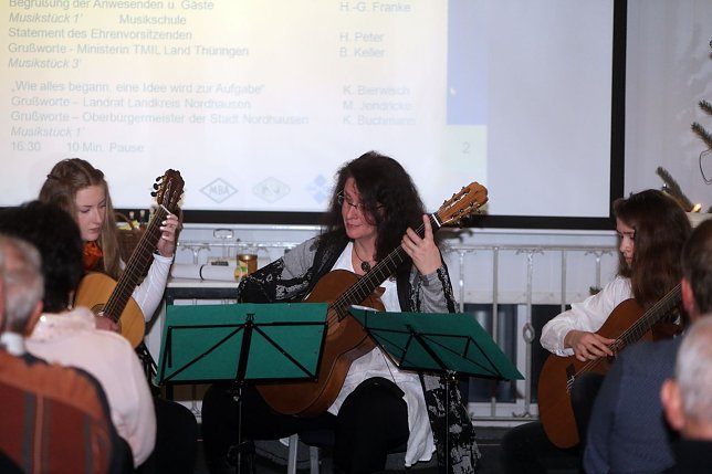 Bild: Musikalisch umrahmt wurde die Feier vom Gitarrenensemble unter Leitung von Daniela Heise