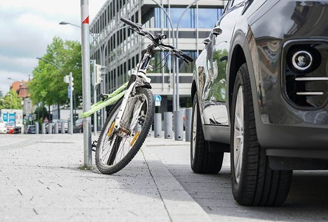 Bild: F&auml;llt ein geparktes Rad auf ein Auto, kann der Schaden schnell teuer werden.