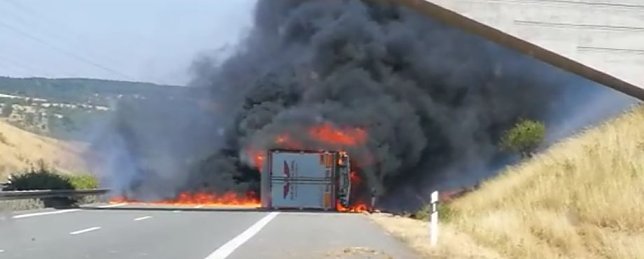Bild: Brennender Lkw auf der A38