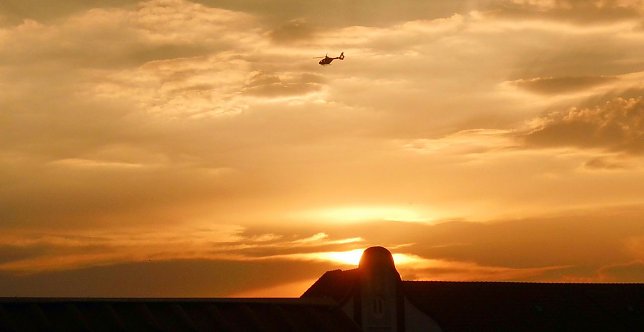 Bild: Sonnenuntergang &uuml;ber Nordhausen, oben "Christoph 37"
