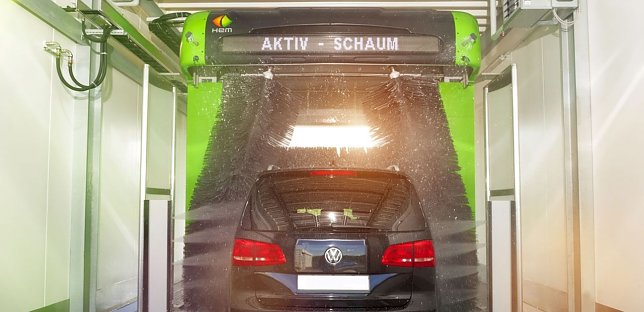 Bild: Jeder dritte Mann putzt lieber das Auto als die eigene Wohnung