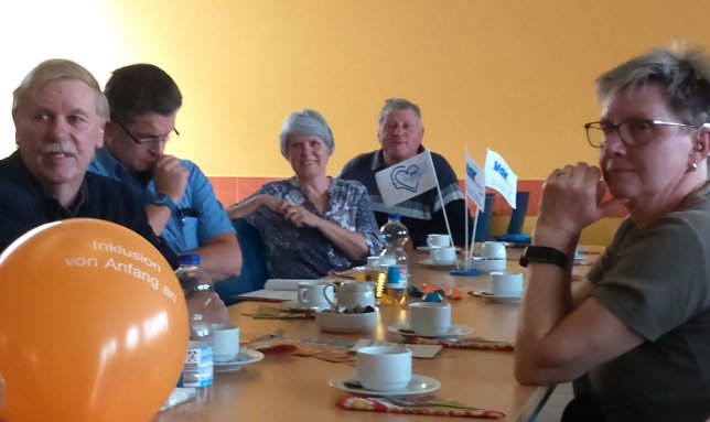 Bild: Mitglieder lauschen der Kinderbuchautorin