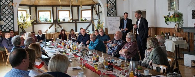 Bild: Thomas Knorr, stehend links, bei eine Informationsveranstaltung