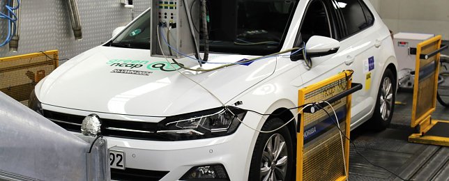 Bild: GreenNCAP setzt durch die Testprozedur hohe Anspr&uuml;che bei der Bewertung der Umweltfreundlichkeit von Fahrzeugen. Hier der VW Golf im ADAC Test.