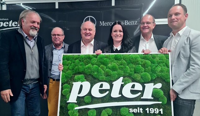Bild: Von links: Erik Wakolbinger (Key Account Management der Dekra),  Prof. Hannes Brachat, Herausgeber der Fachzeitschrift "Autohaus", Helmut Peter, Christina Dost,  Ralf M. Meunzel, Chefredakteur "Autohaus" und Andreas Peter