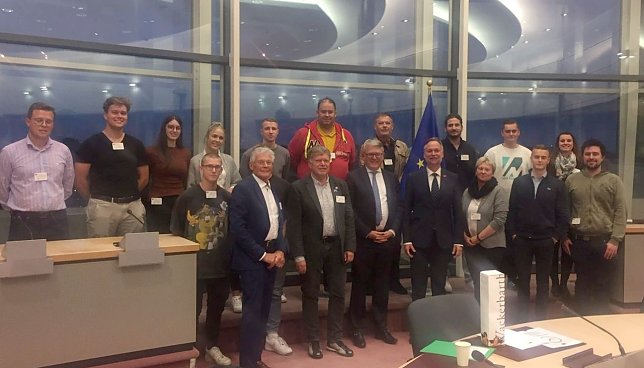 Bild: Die Th&uuml;ringer Delegation bei EU-Kommissar Nicolas Schmit.(1. Reihe, 5.v.l.). Links daneben Peter-Ausbildungsleiter Achit T&ouml;lle, hintere Reihe links sein Kollege Moritz Arenswald. 