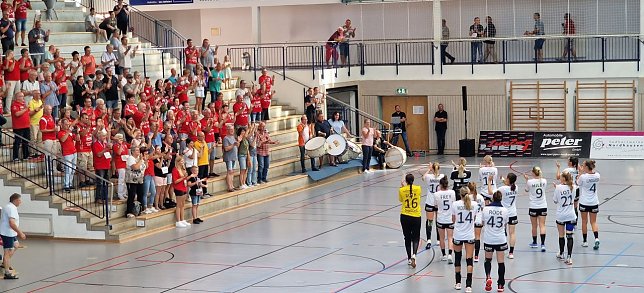 Bild: Die THC-Spielerinnen bedanken sich bei der "Roten Wand"