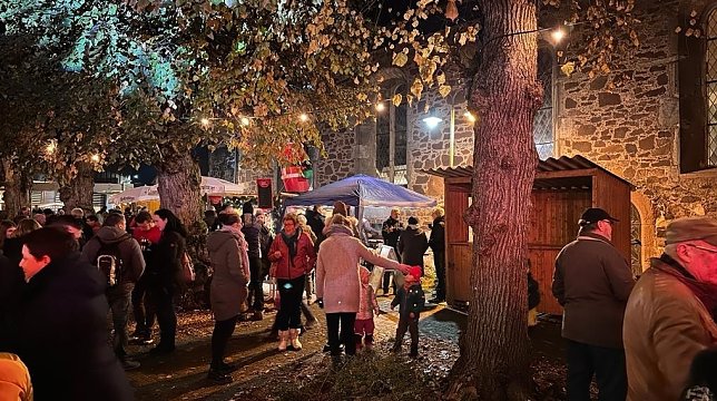 Bild: Bereits zum Weihnachtsmarkt war der Platz zwischen Ratskeller und Kirche gut besucht. Das soll auch zum Weihnachtssingen so sein.