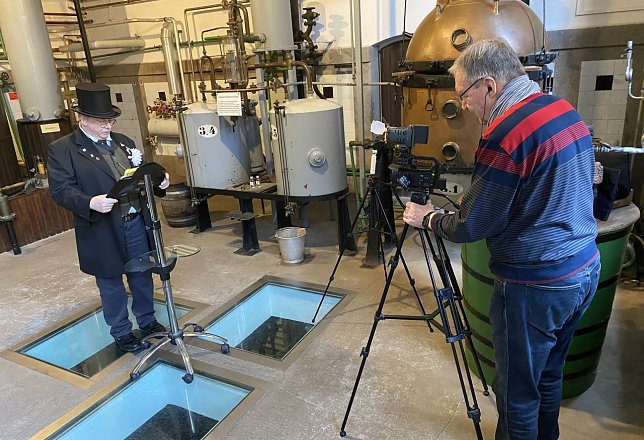 Bild: Prof. Zwanziger vor der Kamera