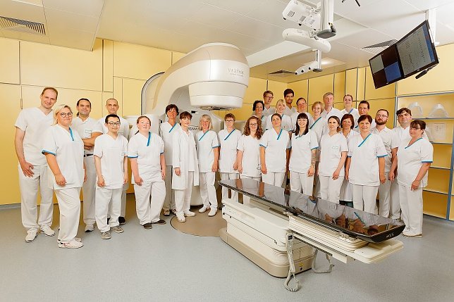 Bild: Das Team der Strahlentherapie und Radioonkologie mit Chef&auml;rztin Dr. Bettina Hentschel (8. von links).