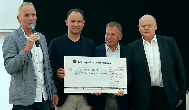 Bild: 10.000 Euro f&uuml;r einen Spielplatz in Werther. Von links Hans J&uuml;rgen Weidt, Andreas Peter, Silvio Wagner und Manfred Handke