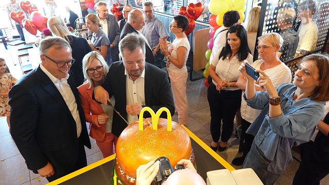 Bild: Im Wahlkampf darf auch schon mal eine Torte angeschnitten werden. Von links: Mario Voigt, Petra Hebing und Christian Zwingmann