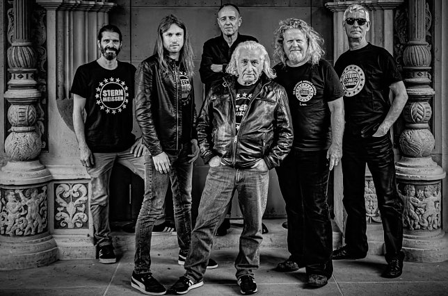 Bild: Die aktuelle Band, vorn in der Mitte das Gr&uuml;ndungsmitglied Martin Schreier