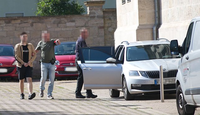 Bild: Der Festgenommene (links) vor dem Amtsgericht in Nordhausen