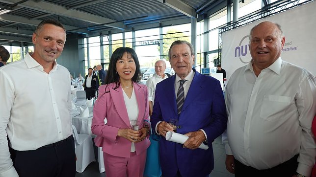 Bild: Von links: NUV-Chef Niels Neu, So-yeon Schr&ouml;der-Kim, Gerhard Schr&ouml;der, Hausherr Helmut Peter
