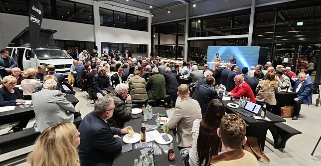Bild: Auftakt der Heimattour im Erfurter Autohaus der Peter-Gruppe