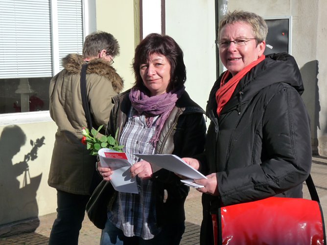 Rosen verteilt (Foto: Karl-Heinz Herrmann) Rosen verteilt (Foto: Karl-Heinz Herrmann)