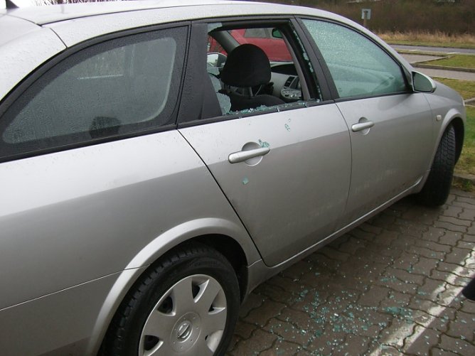 Scheibe eingeschlagen (Foto: nnz)