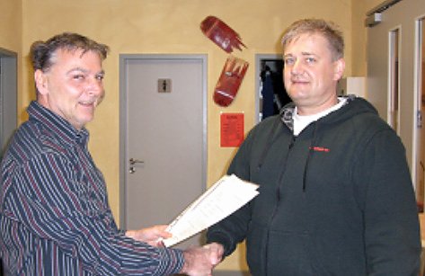 Bescheide erhalten (Foto: Jugendfreizeit- und Bildungsverein Freiräume e.V.) Bescheide erhalten (Foto: Jugendfreizeit- und Bildungsverein Freiräume e.V.)