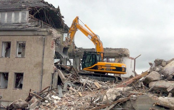 Bagger hat zu tun (Foto: Henze) Bagger hat zu tun (Foto: Henze)
