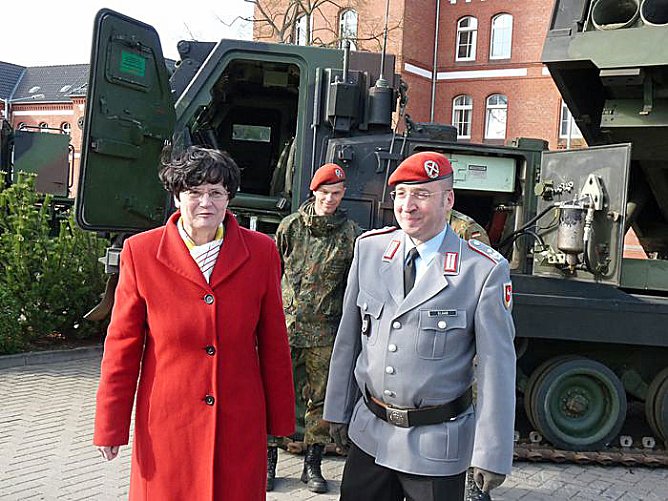 Fahnenband verliehen (Foto: Karl-Heinz Herrmann)