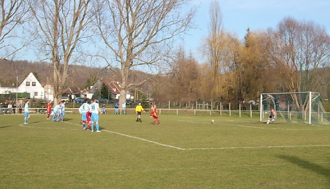Elfmeter bei Empor gegen Wetgreußen (Foto: Karl-Heinz Herrmann) Elfmeter bei Empor gegen Wetgreußen (Foto: Karl-Heinz Herrmann)