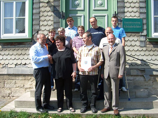 Zuwendungsbescheid erhalten (Foto: Kreisfeuerwehrverein)