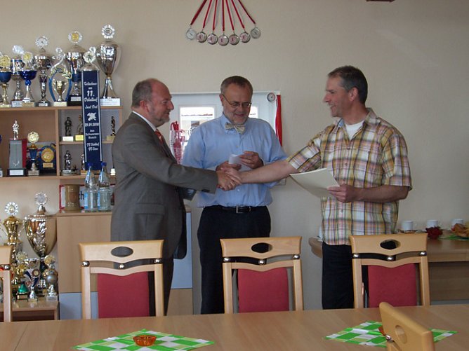 Zuwendungsbescheid erhalten (Foto: Kreisfeuerwehrverein)