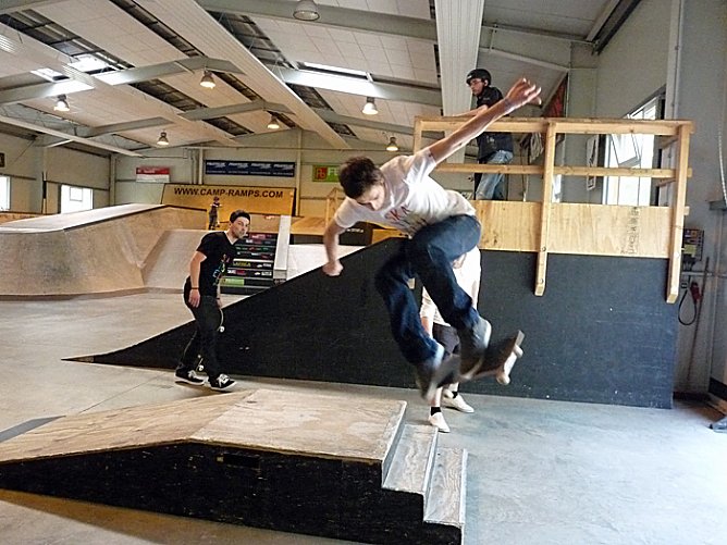 Abschluss in Skate-Arena (Foto: Karl-Heinz Herrmann)