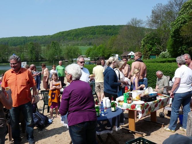 Spa&szlig; beim Anbaden (Foto: Karl-Heinz Herrmann)
