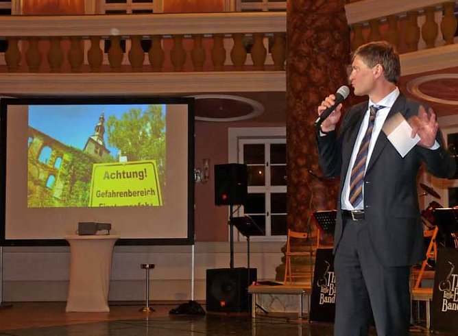 Politik unterst&uuml;tzt den Schiefen (Foto: Karl-Heinz Herrmann)