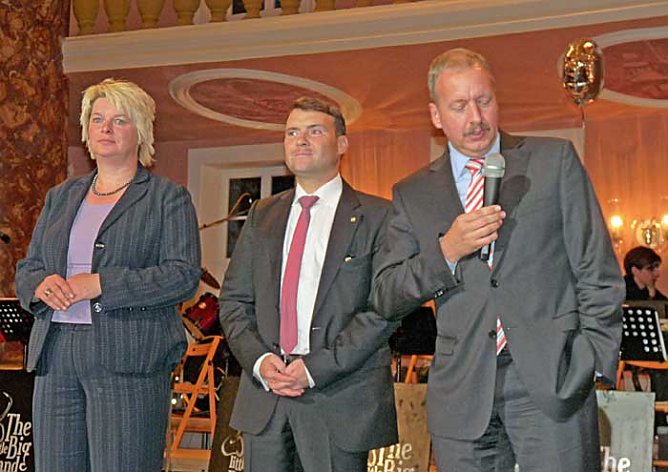 Politik unterst&uuml;tzt den Schiefen (Foto: Karl-Heinz Herrmann)