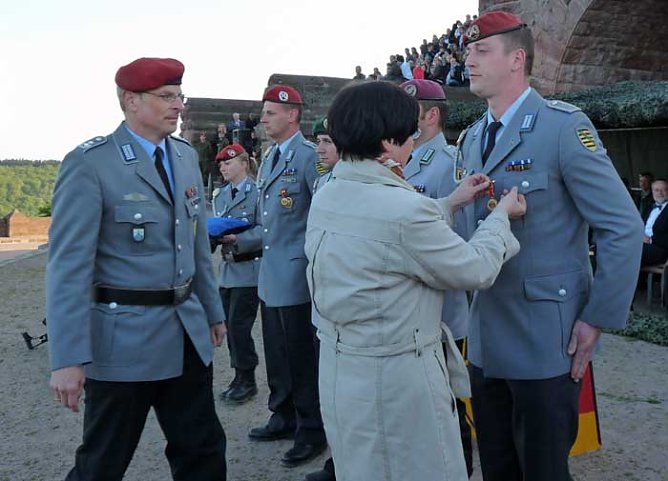 Ehrenmedaille überreicht (Foto: Karl-Heinz Herrmann) Ehrenmedaille überreicht (Foto: Karl-Heinz Herrmann)