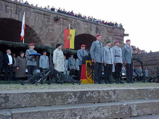 Ehrenmedaille überreicht (Foto: Karl-Heinz Herrmann) Ehrenmedaille überreicht (Foto: Karl-Heinz Herrmann)