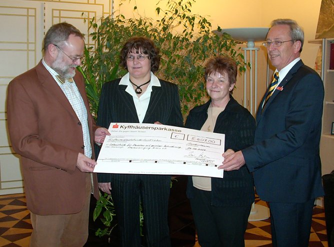 &Uuml;bergabe Scheck an Verein in Artern 1 (Foto: Karl-Heinz Herrmann)