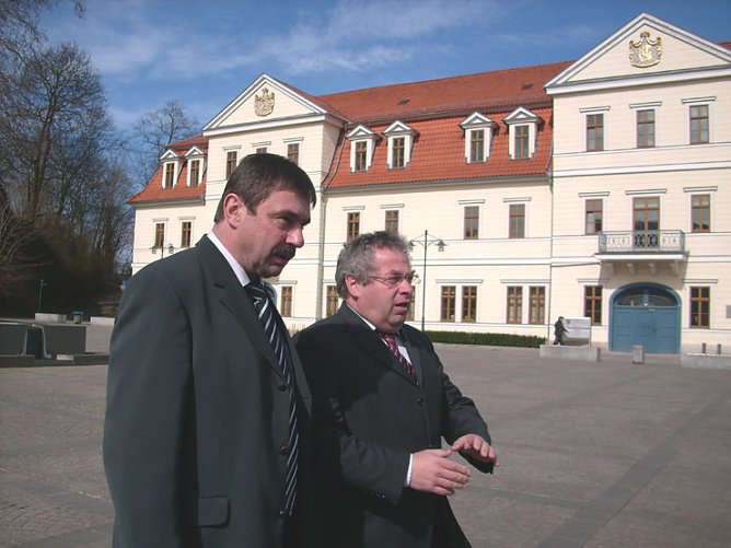 B&uuml;rgermeister Kreyer und Minister Trautvetter auf Markt Sondershausen vor ehemaligen Prinzenpalais (Foto: Karl-Heinz Herrmann)