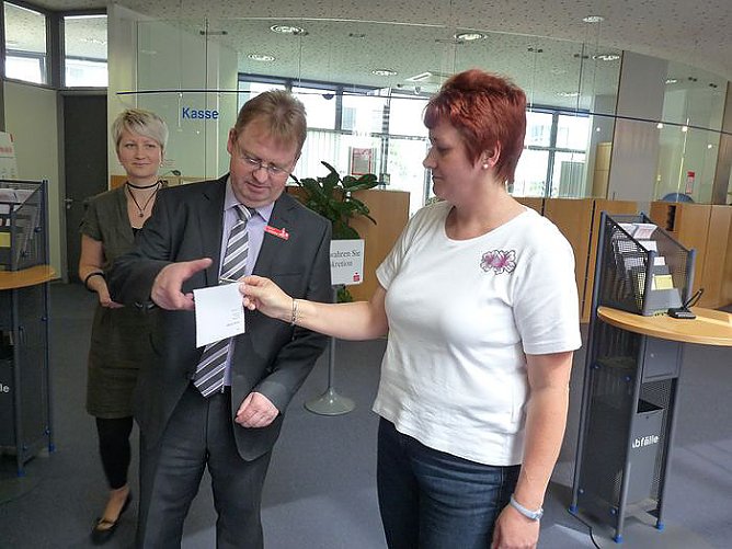 Ziehung Gewinnerin (Foto: Karl-Heinz Herrmann) Ziehung Gewinnerin (Foto: Karl-Heinz Herrmann)