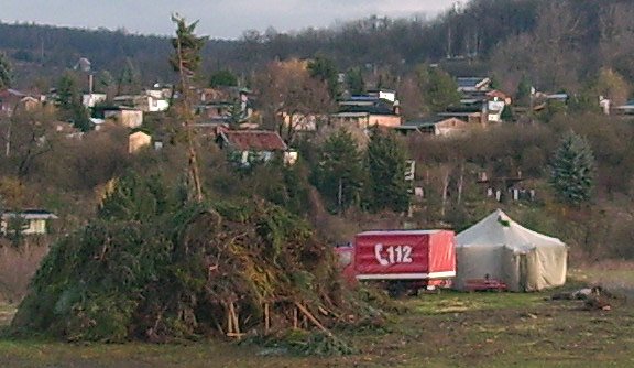 Osterfeuer unter Schutz (Foto: Karl-Heinz Herrmann)