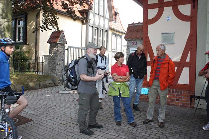 Wanderer vor dem Wasserwerk (Foto: Tobias Wendehost)