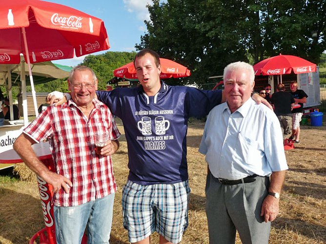 Kirmesburschen aktiv (Foto: Karl-Heinz Herrmann) Kirmesburschen aktiv (Foto: Karl-Heinz Herrmann)