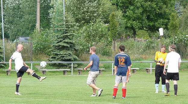 Fußballfest gestartet (Foto: Karl-Heinz Herrmann) Fußballfest gestartet (Foto: Karl-Heinz Herrmann)