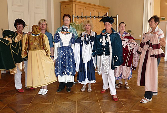 Gewänder übergeben (Foto: Karl-Heinz Herrmann) Gewänder übergeben (Foto: Karl-Heinz Herrmann)