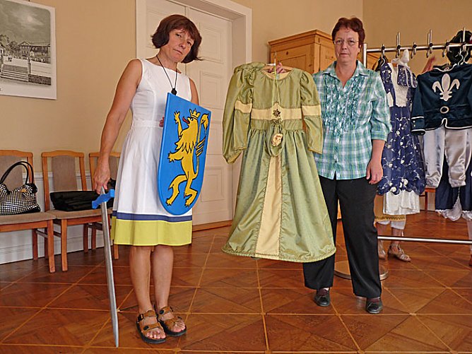 Gewänder übergeben (Foto: Karl-Heinz Herrmann) Gewänder übergeben (Foto: Karl-Heinz Herrmann)