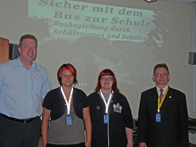 Sicher mit dem Bus (Foto: Karl-Heinz Herrmann) Sicher mit dem Bus (Foto: Karl-Heinz Herrmann)